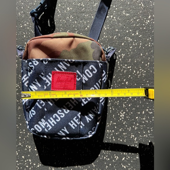 Hershel Supply Company Cruz Crossbody Shoulder Bag Camo and Navy - Picture 5 of 7